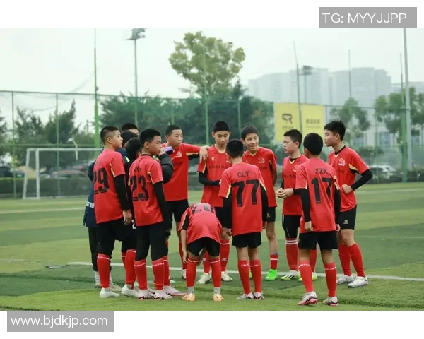 足球明星挑战擦镜子展现球场外的幽默与风采引发粉丝热议